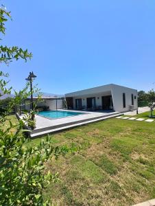een huis met een zwembad in een tuin bij villakasel in Koycegiz +9 foto's