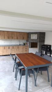 een eetkamer met een tafel en een keuken bij villakasel in Koycegiz