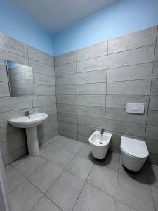 Ένα μπάνιο στο Blu Apartamen Nearly Airoport Tirana