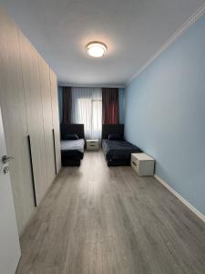Ένα ή περισσότερα κρεβάτια σε δωμάτιο στο Blu Apartamen Nearly Airoport Tirana