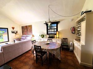 una sala de estar con una mesa y un sofá en Casa Rural Ca'Chispita, en Teror