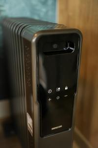 Primer plano del lateral de una cámara negra en ermiglamping, en Jince