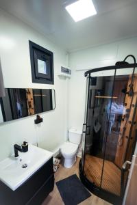 Un baño con ducha, lavabo e inodoro. en ermiglamping, en Jince 30 fotos más