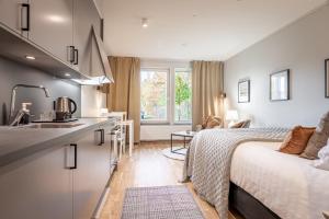 Ένα ή περισσότερα κρεβάτια σε δωμάτιο στο Uppsala Hotel Apartments