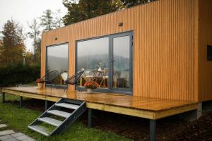 Una pequeña casa está sentada sobre una mesa. en ermiglamping, en Jince