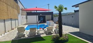 Bazén v ubytování Vila Ayla nebo v jeho okolí