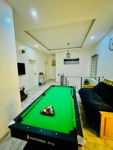 Τραπέζι μπιλιάρδου στο Urban Crest Apartments