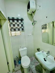 Ένα μπάνιο στο Urban Crest Apartments