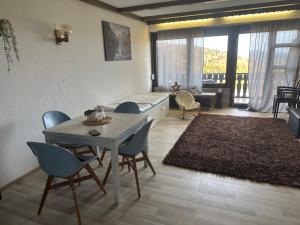 ein Wohnzimmer mit einem Bett und einem Tisch und Stühlen in der Unterkunft L&L Ferienwohnung in Schöfweg + 7 Fotos