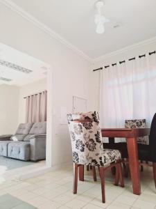 a living room with a chair and a desk at Casa 4 quartos no centro da cidade - 3 vagas de garagem in Campo Grande