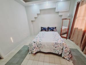 a bedroom with a bed and a staircase at Casa 4 quartos no centro da cidade - 3 vagas de garagem in Campo Grande
