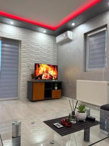 TV a/nebo společenská místnost v ubytování Infinity Apartman Obrenovac, sa parkingom privatnim