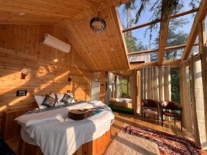 Ένα ή περισσότερα κρεβάτια σε δωμάτιο στο The Hikers Tree With Jacuzzi +17 φωτογραφίες