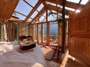 Galeriebild der Unterkunft The Hikers Tree With Jacuzzi in Jibhi