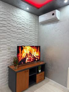 TV a/nebo společenská místnost v ubytování Infinity Apartman Obrenovac, sa parkingom privatnim