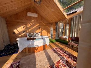 Galeriebild der Unterkunft The Hikers Tree With Jacuzzi in Jibhi