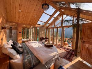 Galeriebild der Unterkunft The Hikers Tree With Jacuzzi in Jibhi