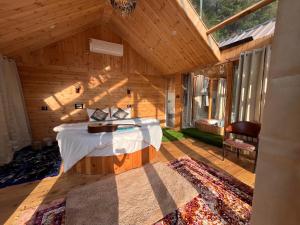 Φωτογραφία από το άλμπουμ του The Hikers Tree With Jacuzzi σε Jibhi