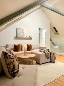 トロンハイムにあるSpacious and modern apartment in the heart of the cityのソファとテーブルのあるリビングルーム