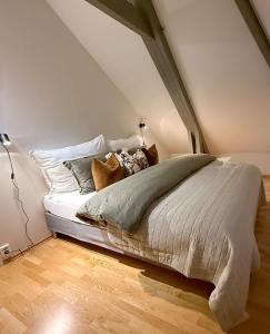 トロンハイムにあるSpacious and modern apartment in the heart of the cityの屋根裏部屋のベッド1台