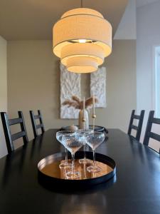 トロンハイムにあるSpacious and modern apartment in the heart of the cityのトレイにワイングラスが置かれたダイニングテーブル +22枚の写真