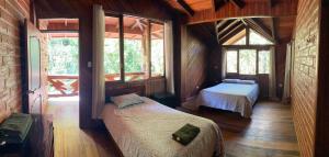 Un pat sau paturi într-o cameră la Casa del Río Jardín Botánico y Avistamiento de Aves