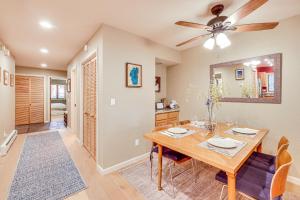 een eetkamer met een tafel en een plafondventilator bij 2 Mi to Diamond Peak! Corner-Unit Condo with Hot Tub in Incline Village
