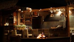 un restaurante con chimenea en medio de un bar en La Bicok EcoLodge, en Mindo