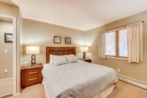 een slaapkamer met een bed, 2 lampen en een raam bij 2 Mi to Diamond Peak! Corner-Unit Condo with Hot Tub in Incline Village