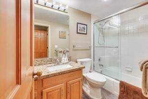 een badkamer met toilet, douche en wastafel bij 2 Mi to Diamond Peak! Corner-Unit Condo with Hot Tub in Incline Village +19 foto's