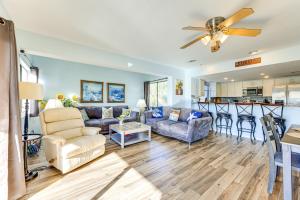 un salon avec un canapé et une table dans l'établissement Beachside St Augustine Resort Condo, 6 Mi to Dtwn!, à Coquina Gables