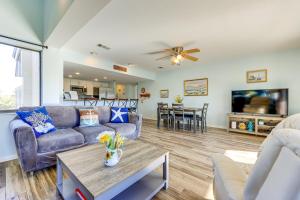 un salon avec un canapé et une table dans l'établissement Beachside St Augustine Resort Condo, 6 Mi to Dtwn!, à Coquina Gables