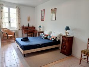 une chambre avec un lit, un bureau et une chaise dans l'établissement les Micocouliers, à La Celle-sous-Gouzon 20 autres photos