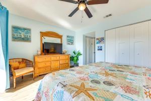 une chambre avec un lit, une commode et un miroir dans l'établissement Beachside St Augustine Resort Condo, 6 Mi to Dtwn!, à Coquina Gables