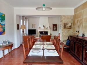 une salle à manger avec une longue table et des chaises dans l'établissement les Micocouliers, à La Celle-sous-Gouzon