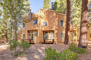 een groot houten huis in de bossen met bomen bij 2 Mi to Diamond Peak! Corner-Unit Condo with Hot Tub in Incline Village