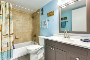 une salle de bain avec un lavabo, des toilettes et un miroir dans l'établissement Beachside St Augustine Resort Condo, 6 Mi to Dtwn!, à Coquina Gables 22 autres photos
