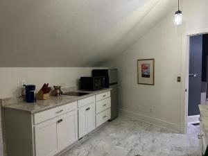 TV a/nebo společenská místnost v ubytování Innkeeper Suite at The Currier Inn