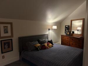 Postel nebo postele na pokoji v ubytování Innkeeper Suite at The Currier Inn