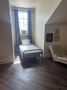 Postel nebo postele na pokoji v ubytování Innkeeper Suite at The Currier Inn