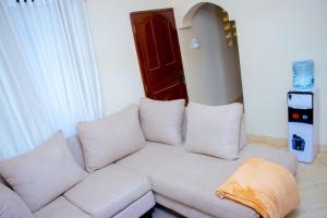 un sofá blanco con almohadas en la sala de estar en Zana homes, en Kilifi