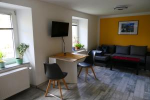 ヴィッテンにあるFerienwohnung Muttentalのソファとテーブルと椅子のあるリビングルーム