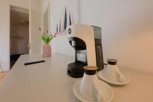 Příslušenství pro přípravu čaje a kávy v ubytování Camera Rio - La Casa di Carta Affittacamere