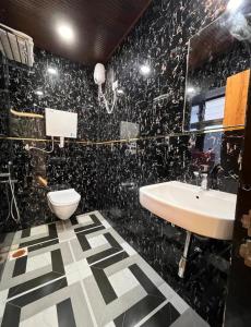 Ένα μπάνιο στο New Hotel National