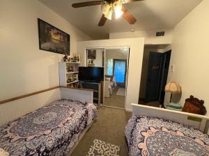 ein Schlafzimmer mit einem Bett und einem Flachbildfernseher in der Unterkunft Mystic Canyon Inn in El Cajon