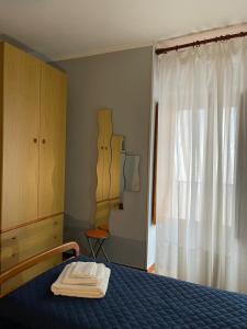 a bedroom with a bed with two towels on it at Casa vacanze di Angelo in Isnello