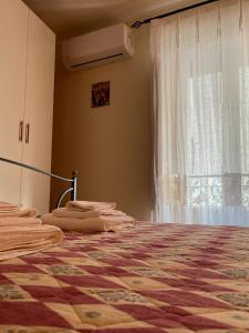 a room with a bed with towels on it at Casa vacanze di Angelo in Isnello