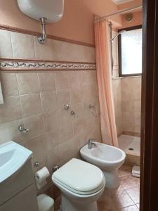 a bathroom with a toilet and a sink at Casa vacanze di Angelo in Isnello