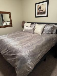 een groot bed in een slaapkamer met een spiegel bij NEW - Raven's Nest - DT Leavenworth in Leavenworth