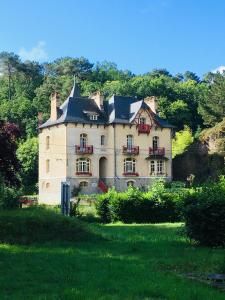 an old house with a roof on a hill at Villa de charme, 15 personnes, vue canal in Rohan